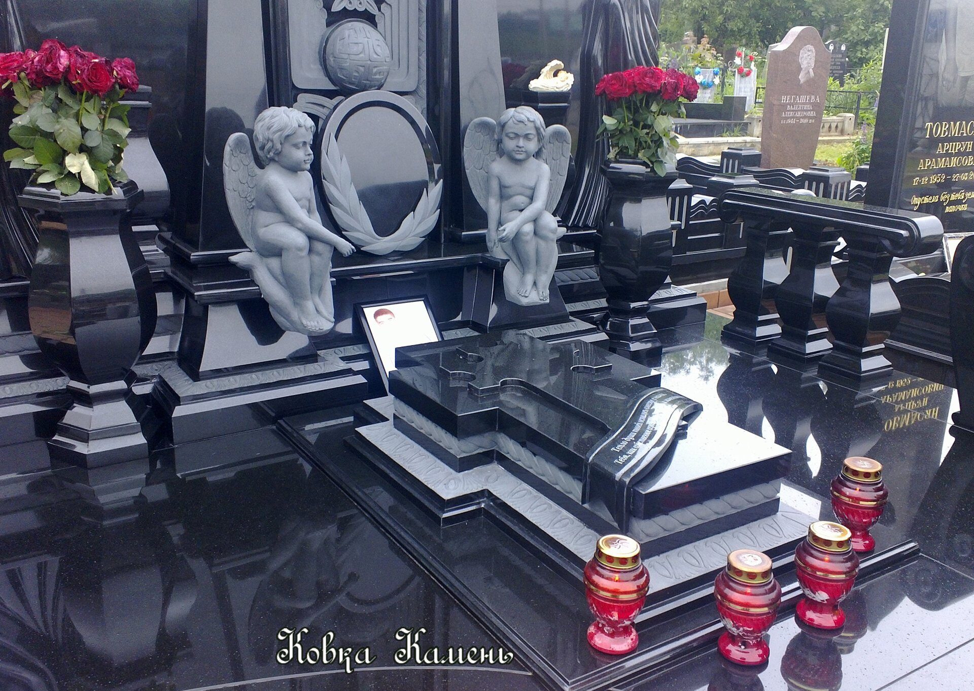 Элитный мемориал из черного гранита, Николо-Хованское кладбище