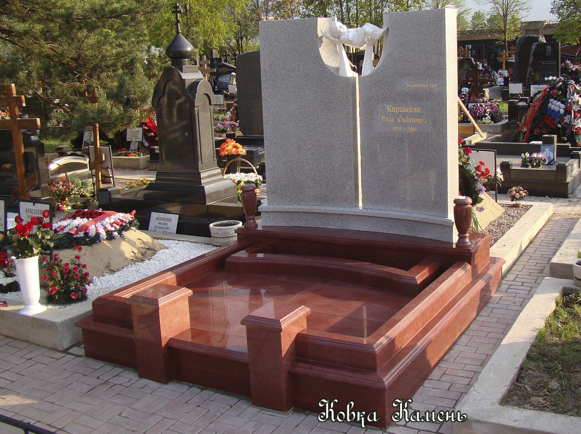 Мемориальные комплексы на кладбище из гранита Ковка Камень, г. Москва
